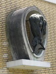 905365 Afbeelding van de sculptuur 'Rat in rioolbuis', van beton en brons, gemaakt door Jan van Luijn (1916-1995), in ...